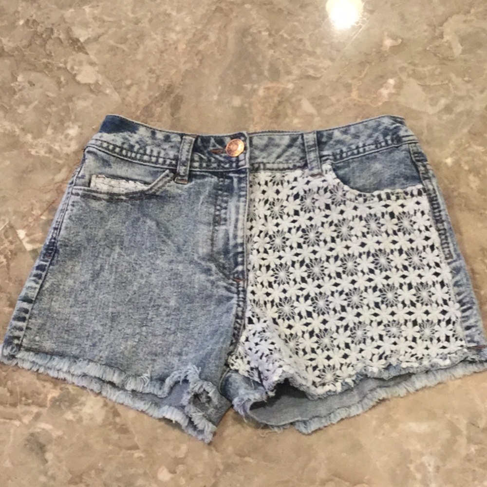 Light wash cutoff distressed denim shorts with lace details, size 0.